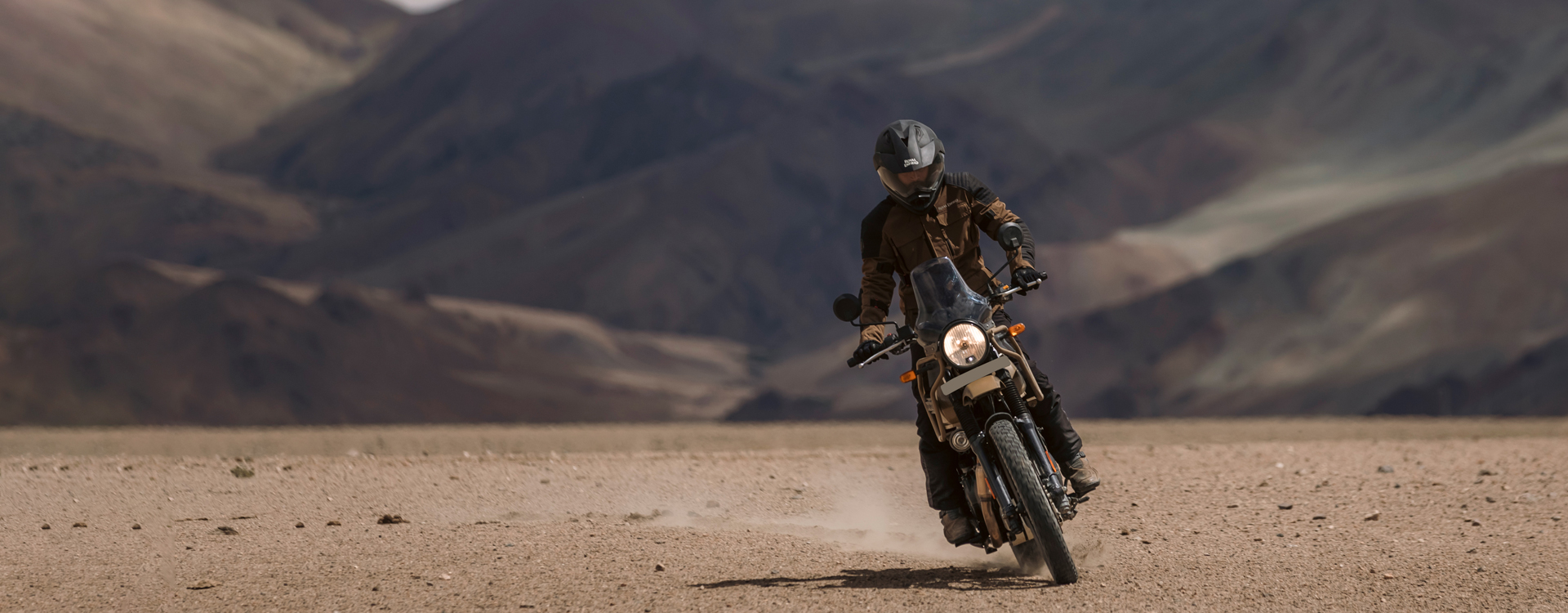 Himalayan Royal Enfiels in moto d'avventura