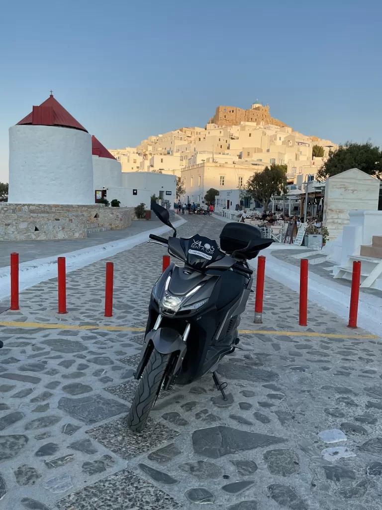 Yalos νοικιάσετε ένα σκούτερ μπροστά από τους ανεμόμυλους και το βενετσιάνικο κάστρο